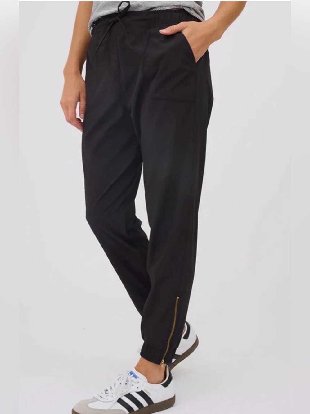 NWT Albion Jetsetters black Joggers lightweight wrinkle free ankle cinch Medium